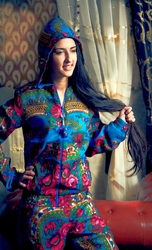 Распродажа костюмов из красного и бирюзовго платка в стиле Лурдес, Мат